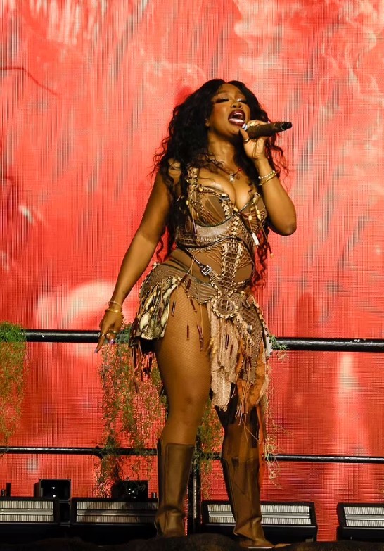 Boş ərazidə konsert verdi - FOTOLAR